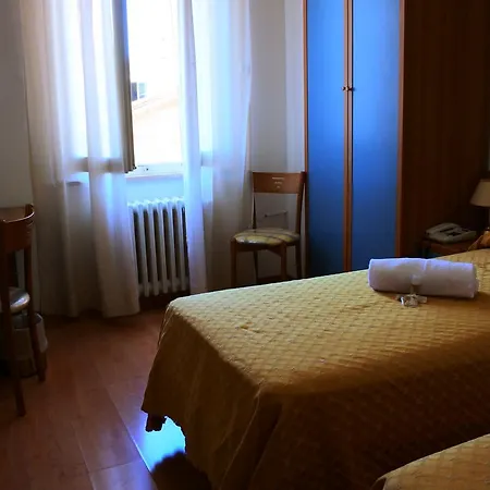 Hotel Loreto Отель 2*